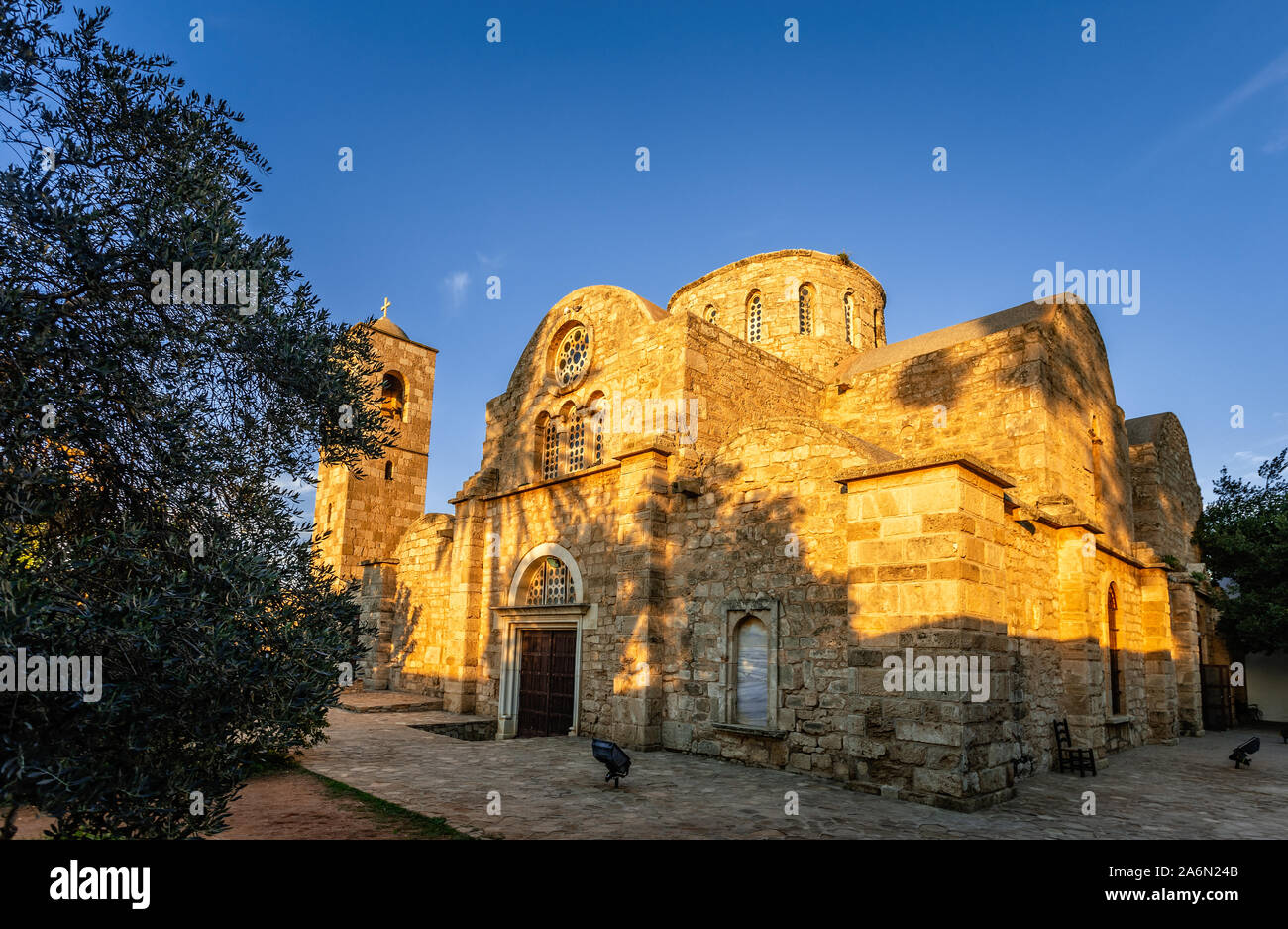 San Barnaba Apostolo monastero e la torre campanaria nel tramonto raggi, vicino a Famagosta, Cipro del Nord Foto Stock