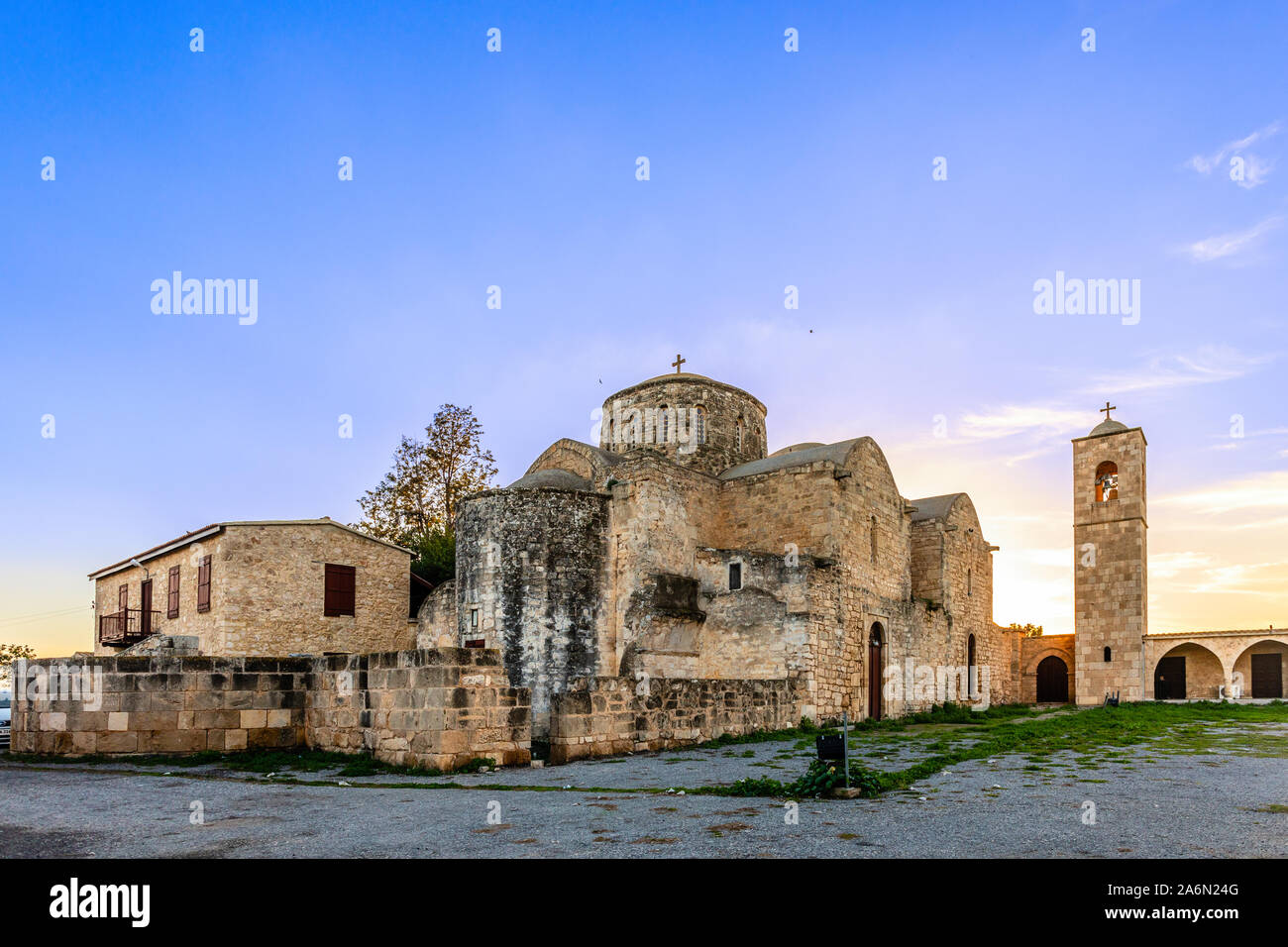 San Barnaba Apostolo monastero e la torre campanaria sul tramonto, vicino a Famagosta, Cipro del Nord Foto Stock