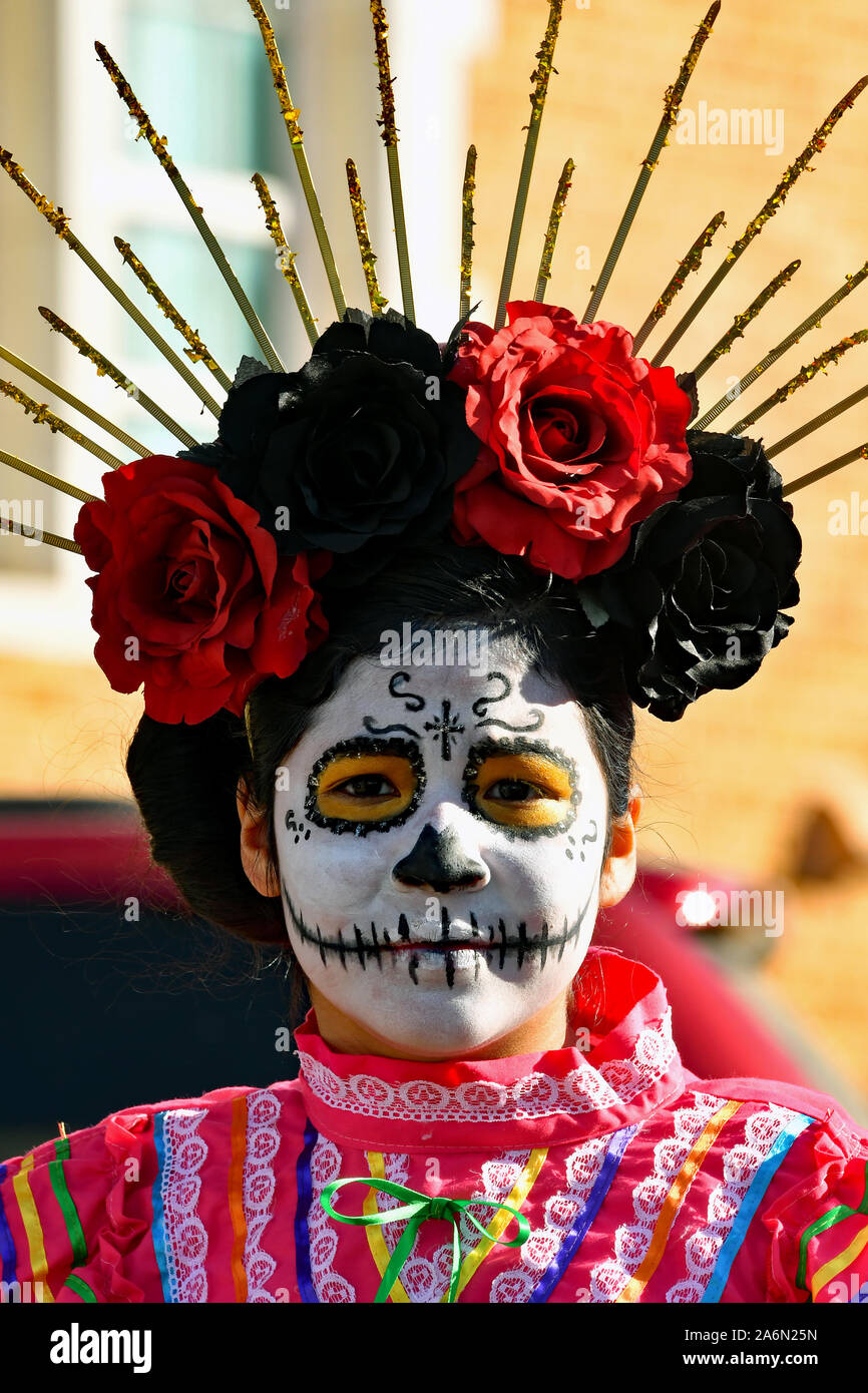 Emporia, Kansas, Stati Uniti d'America, 26 ottobre 2019 il giorno dei morti (Dia de los Muertos) celebrazione svoltasi a Emporia oggi. Giovane donna nel tradizionale la Calavera Catrina outfit Foto Stock