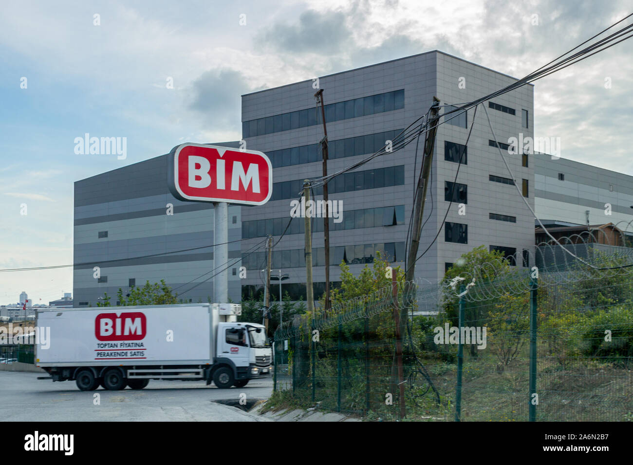 Esenyurt, Istanbul / Turchia - 07 Ottobre 2019: mercato Bim Esenyurt direzione regionale per la distribuzione di magazzino edificio centrale Foto Stock