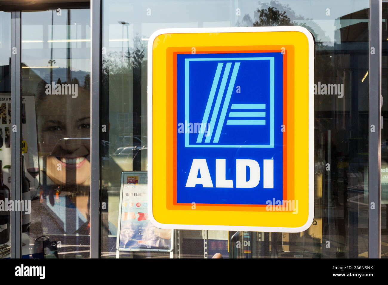 Supermercato Aldi rivenditore shop ingresso con logo emblema e faccia sorridente dentro, Sopron, Ungheria Foto Stock