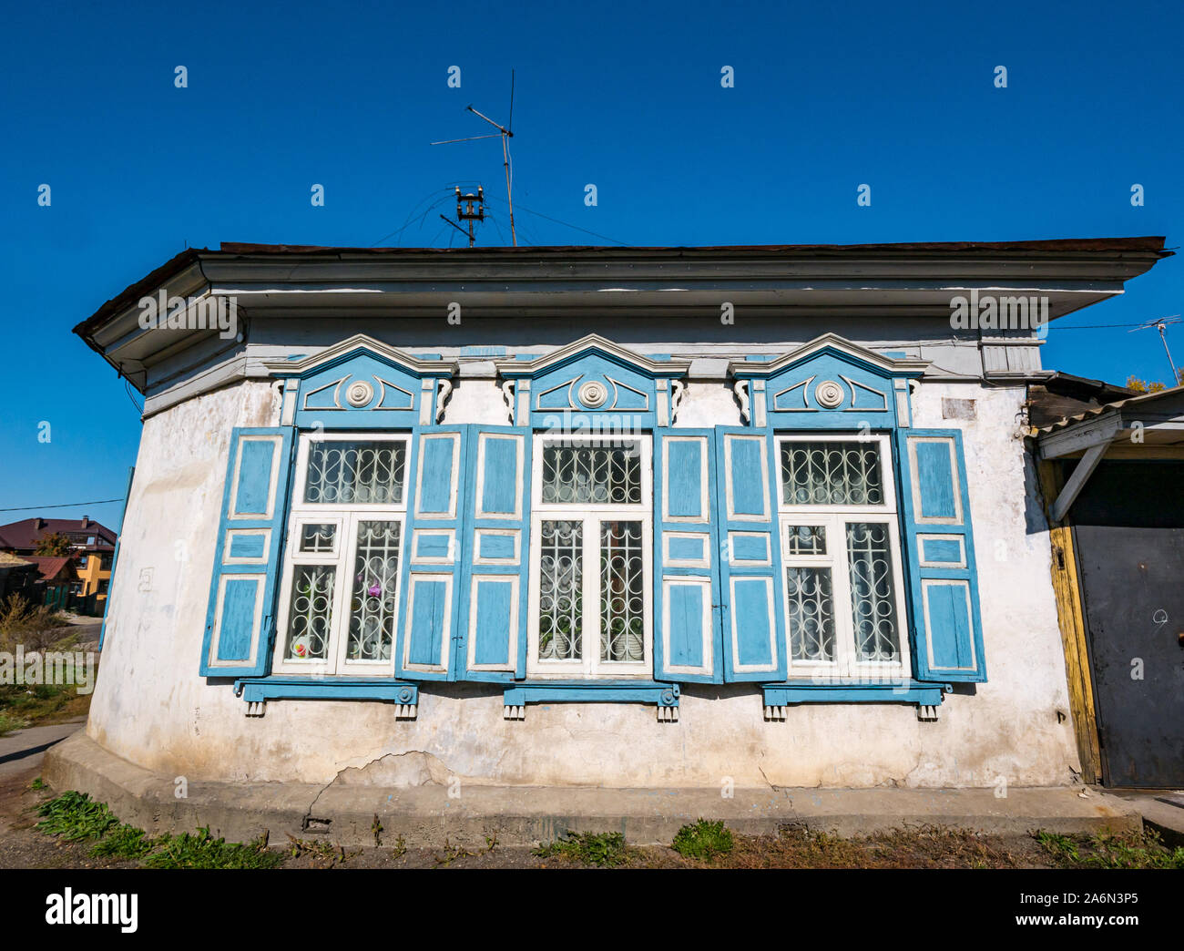 Storico tradizionale piccola casa con persiane alle finestre, Irkutsk, Siberia, Russia Foto Stock