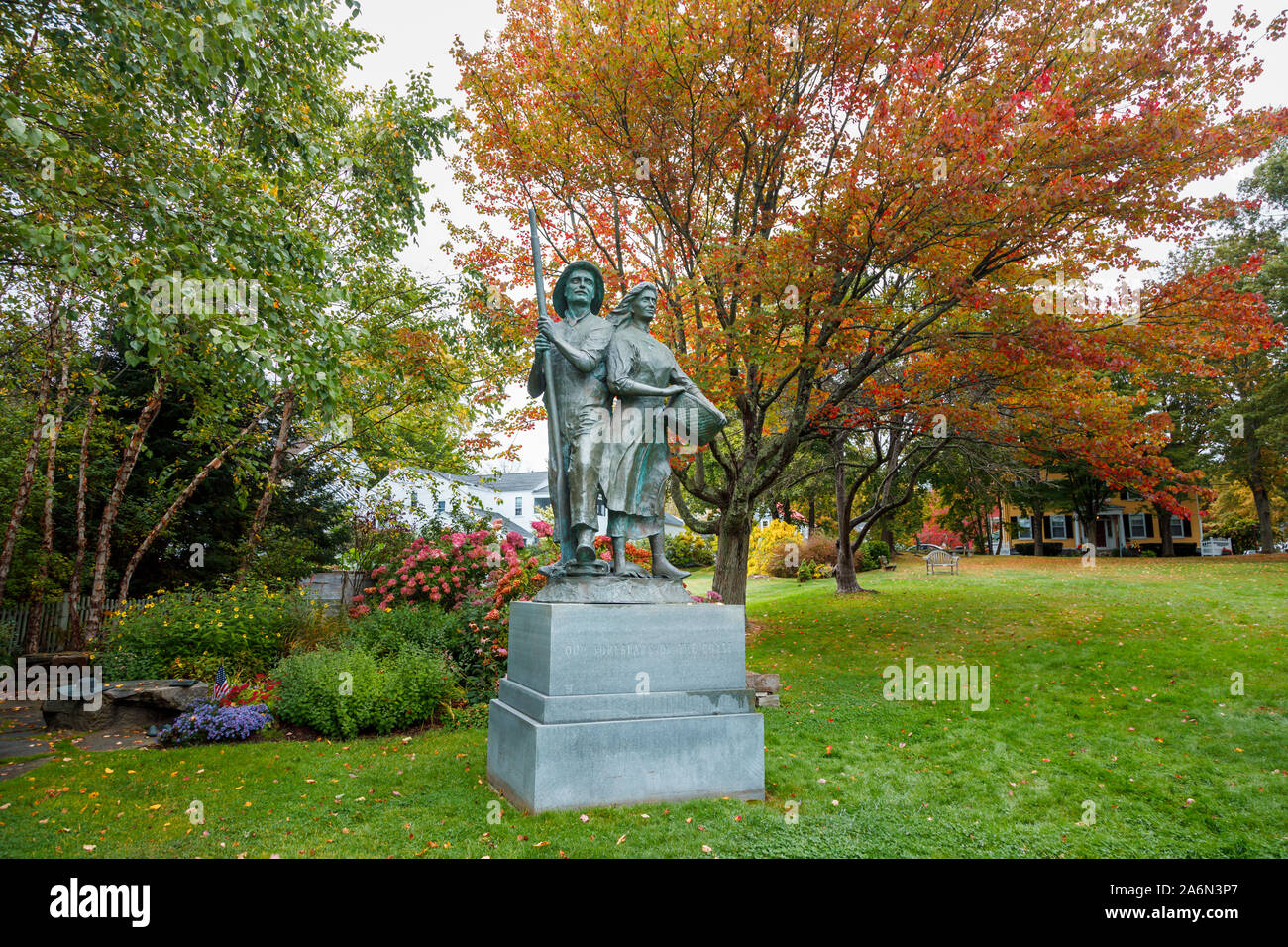 Statua "i nostri antenati della costa" da Frank W Gestore, Kennebunkport River Green, un parco pubblico e spazio aperto, Kennebunkport, Maine, New England, US Foto Stock