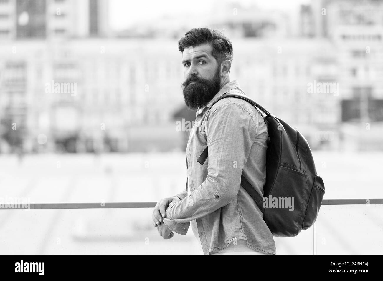 Zaino per il viaggio e la vita della città. Hipster indossando uno zaino in stile casual su urban outdoor. Uomo Barbuto in viaggio con uno zaino sulla vacanza di estate. Tenuto nello zaino in viaggio zaino in spalla. Foto Stock