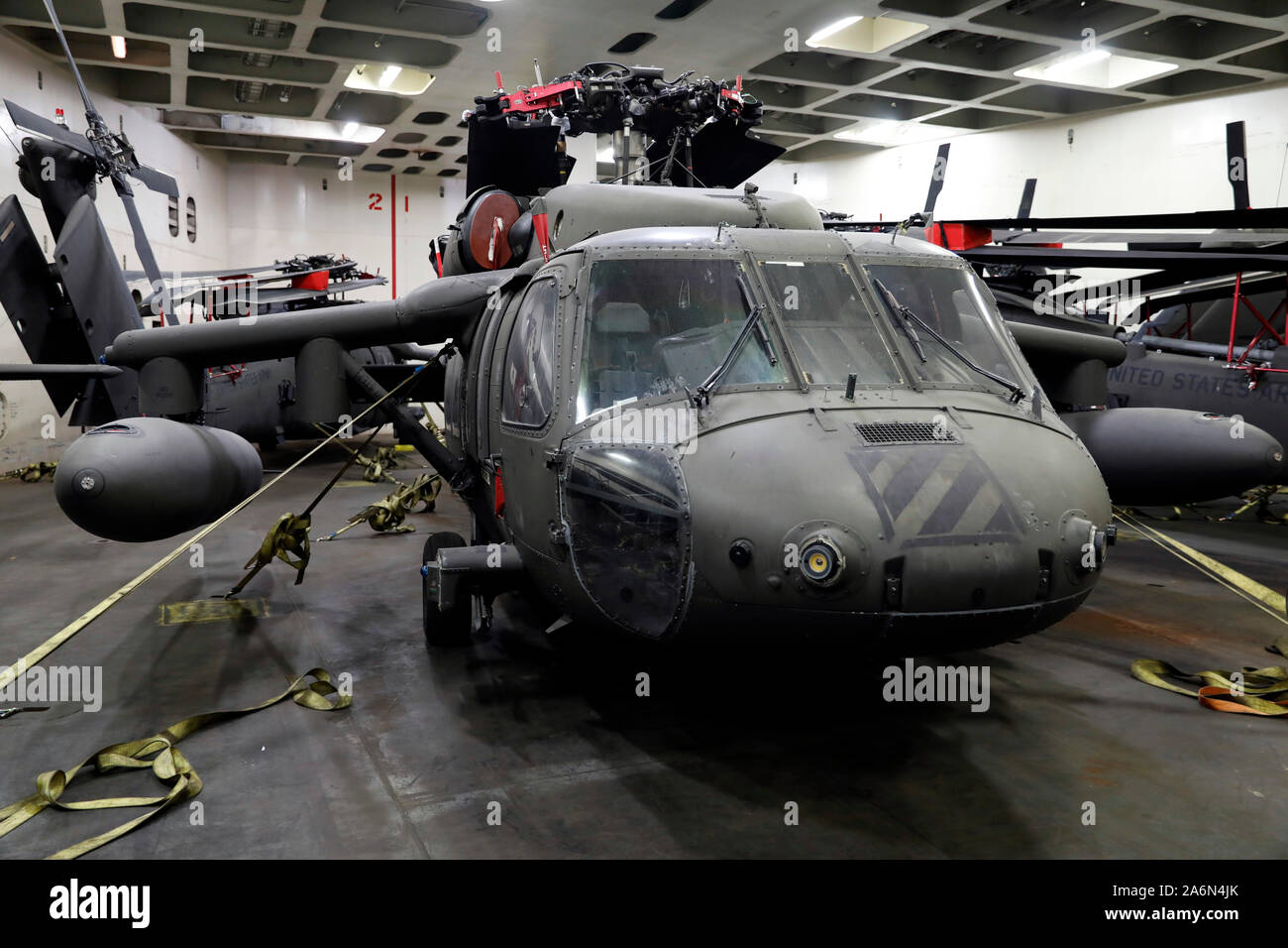 UH-60 Blackhawk elicotteri da combattimento 3 Brigata Aerea, terza divisione di fanteria, attendono di essere sganciato e rotolare l'arco Endurance nave 26 ottobre 2019, a Volos, in Grecia. 3-cabina è in arrivo in Europa a sostegno di Atlantic risolvere con circa 1.700 soldati, 50 UH-60 e HH-60 i falchi nero, 10 CH-47 Chinooks, 20 AH-64 Apache, e più di 2.000 veicoli a ruote attraverso due porte diverse per la formazione con gli alleati e partner le forze armate. (U.S. Esercito foto di Sgt. Benjamin Northcutt, XXI Theatre supporto comando) Foto Stock