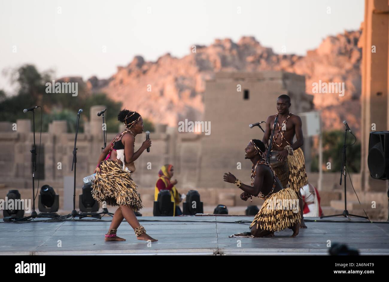 Aswan, Egitto. 27 ott 2019. Artisti performance sul palco presso il Tempio di Philae in Aswan, Egitto, ad Ottobre 27, 2019. La quarta edizione del Afro-Chinese arti e Folklore Festival ha dato dei calci a fuori la domenica all'interno di antico Tempio di Philae in Alto Egitto la provincia di Aswan. Credito: Wu Huiwo/Xinhua/Alamy Live News Foto Stock