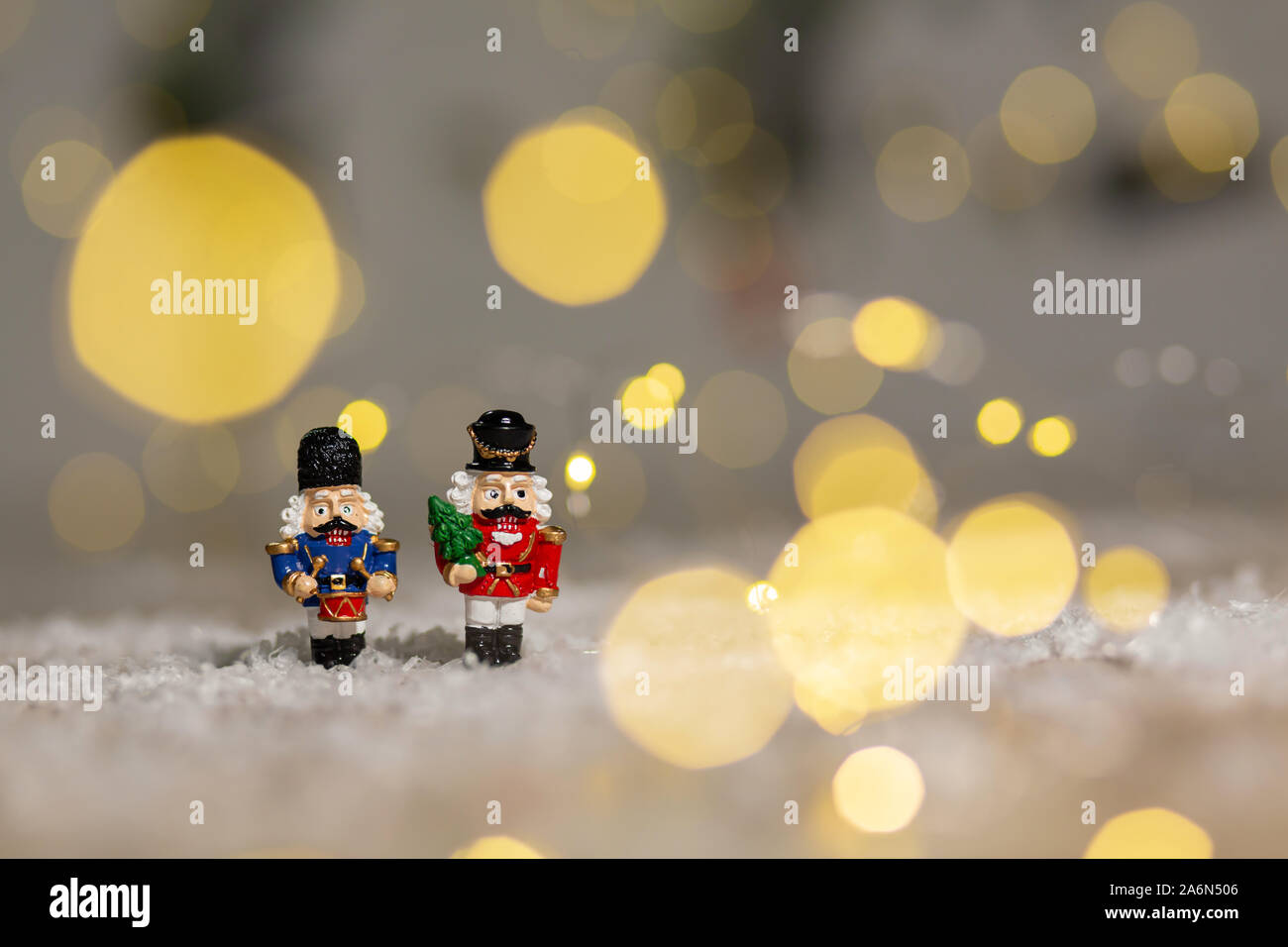 Decorazione di Natale figurine a tema. Natale soldatini da uno schiaccianoci fiaba. Decorazione per albero di Natale. Decorazioni festive, calda luce bokeh di fondo Foto Stock