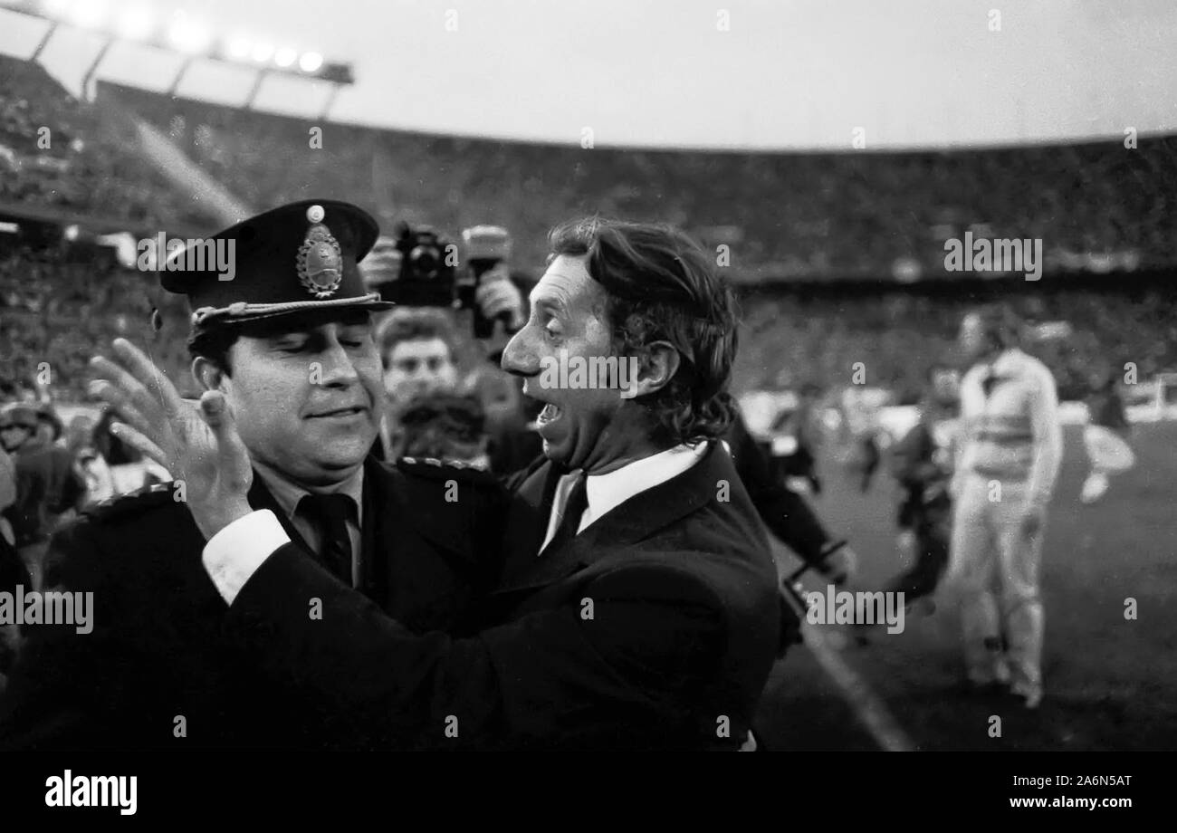Carlos Salvador Bilardo celebra la qualifica per il Messico 86 Coppa del Mondo di Calcio nella monumentale Stadium, Argentina Foto Stock