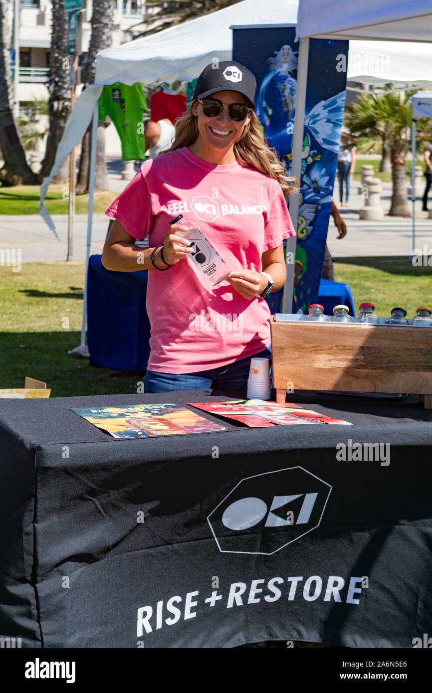 SANTA MONICA, California, Stati Uniti d'America - 6 ottobre 2019: essere grande! Spiaggia pulita fino è un centro salute e benessere Beach Cleanup e raccolta fondi. Foto Stock
