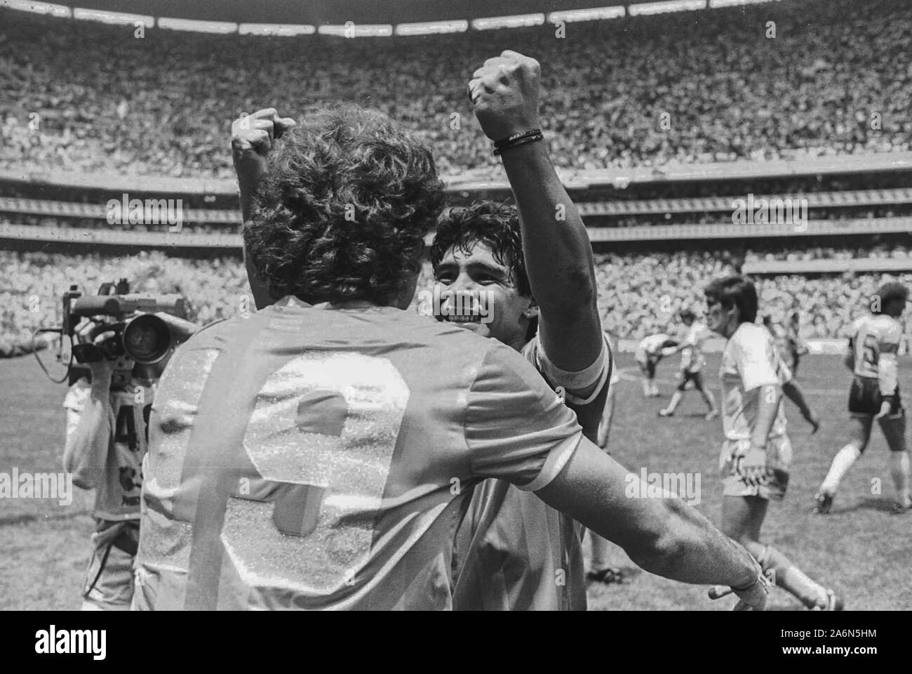 Diego Maradona e Oscar Ruggieri celebra il Campionato del Mondo in Messico 1986 Foto Stock