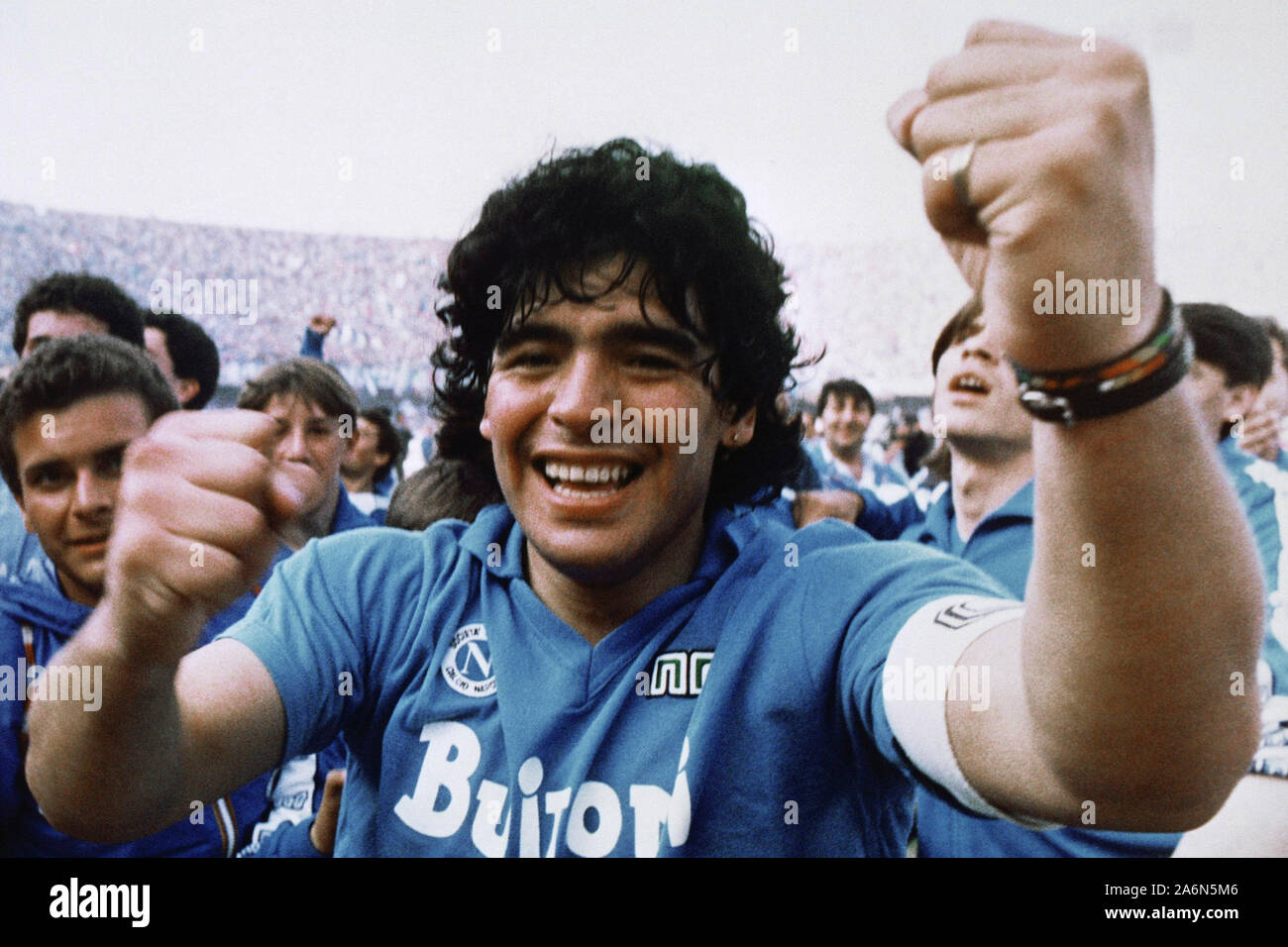 Calcio argentino superstar Diego Armando Maradona cheers dopo che il team di Napoli ribadisce il suo primo italiano della major league titolo a Napoli Foto Stock