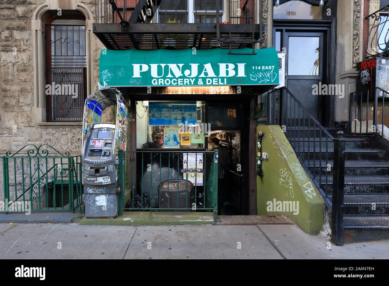 Punjabi Deli, 114 E. 1st Street, New York, NY. esterno alla vetrina di un indiano vegetariano eatery nell'East Village quartiere di Manhattan. Foto Stock