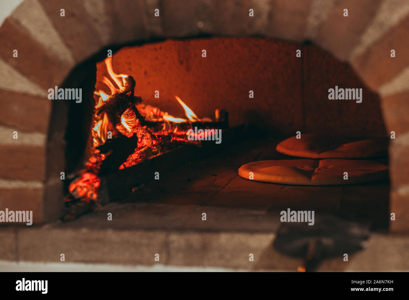 La cottura tradizionale sardo il pane nel forno a legna Foto stock - Alamy