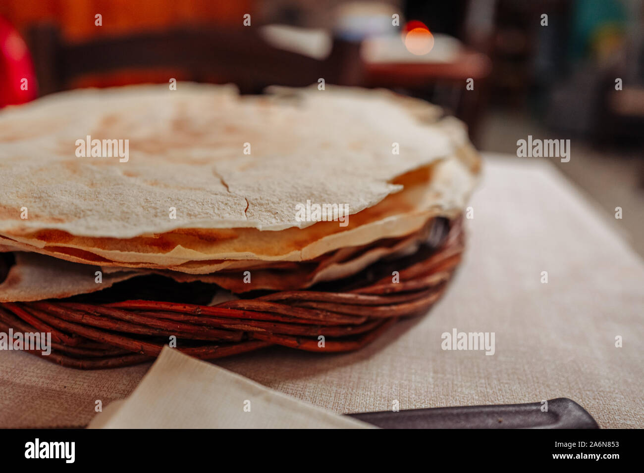 Il Pane Carasau, il tradizionale e sottile pane croccante dalla Sardegna, Italia Foto Stock