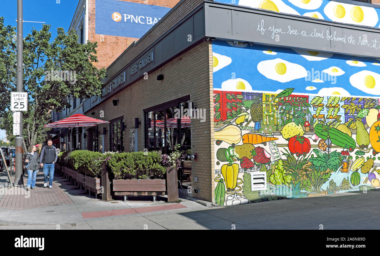 Un giovane passa il mercato giardino birreria, una di molte piccole imprese su West 25th in Ohio città quartiere di Cleveland, Ohio, USA. Foto Stock