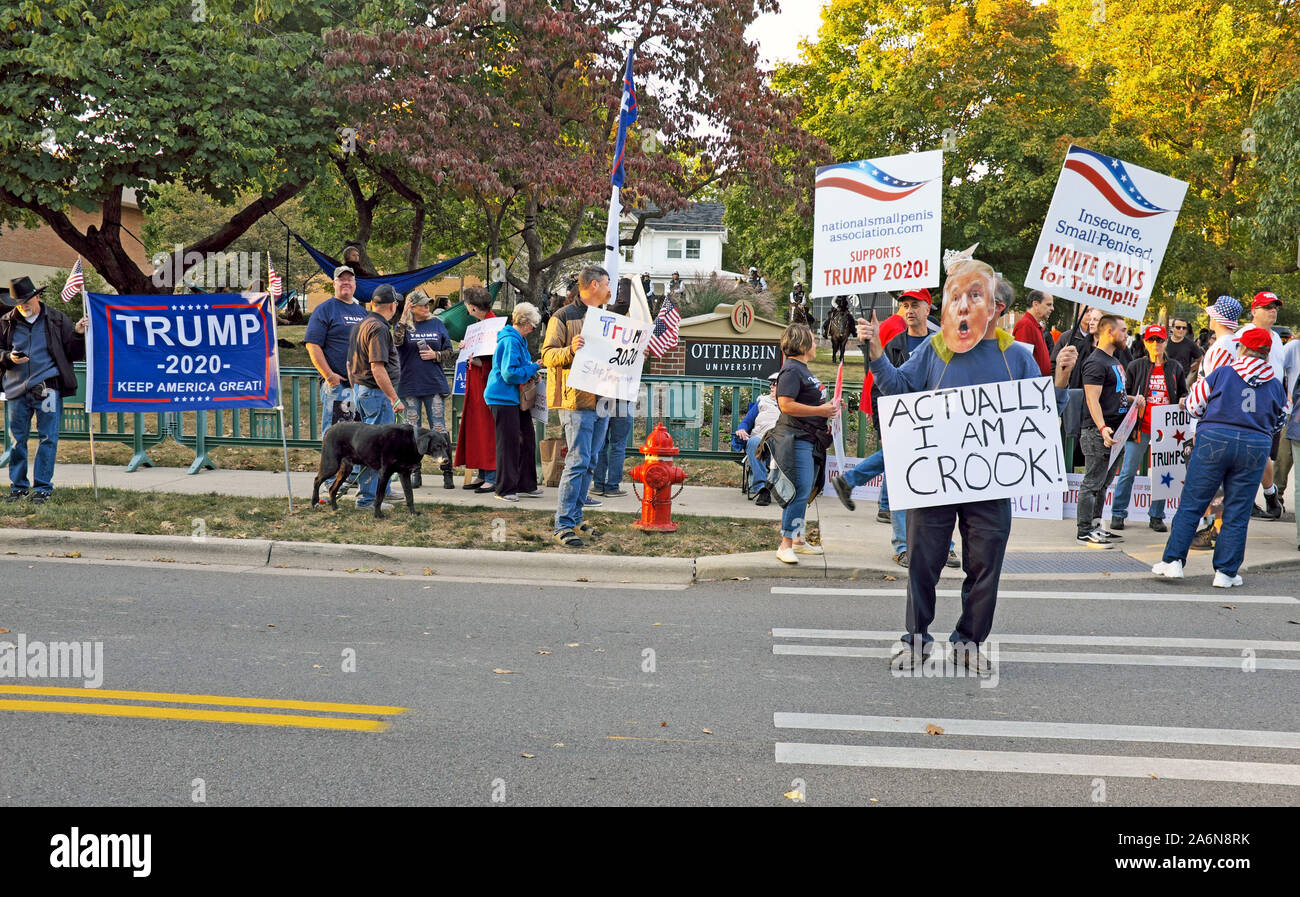 I sostenitori di e quelle contro il Presidente Trump venuto fuori per visualizzare la loro affinità politiche sul campus di Otterbein in Westerville, Ohio, Stati Uniti d'America. Foto Stock