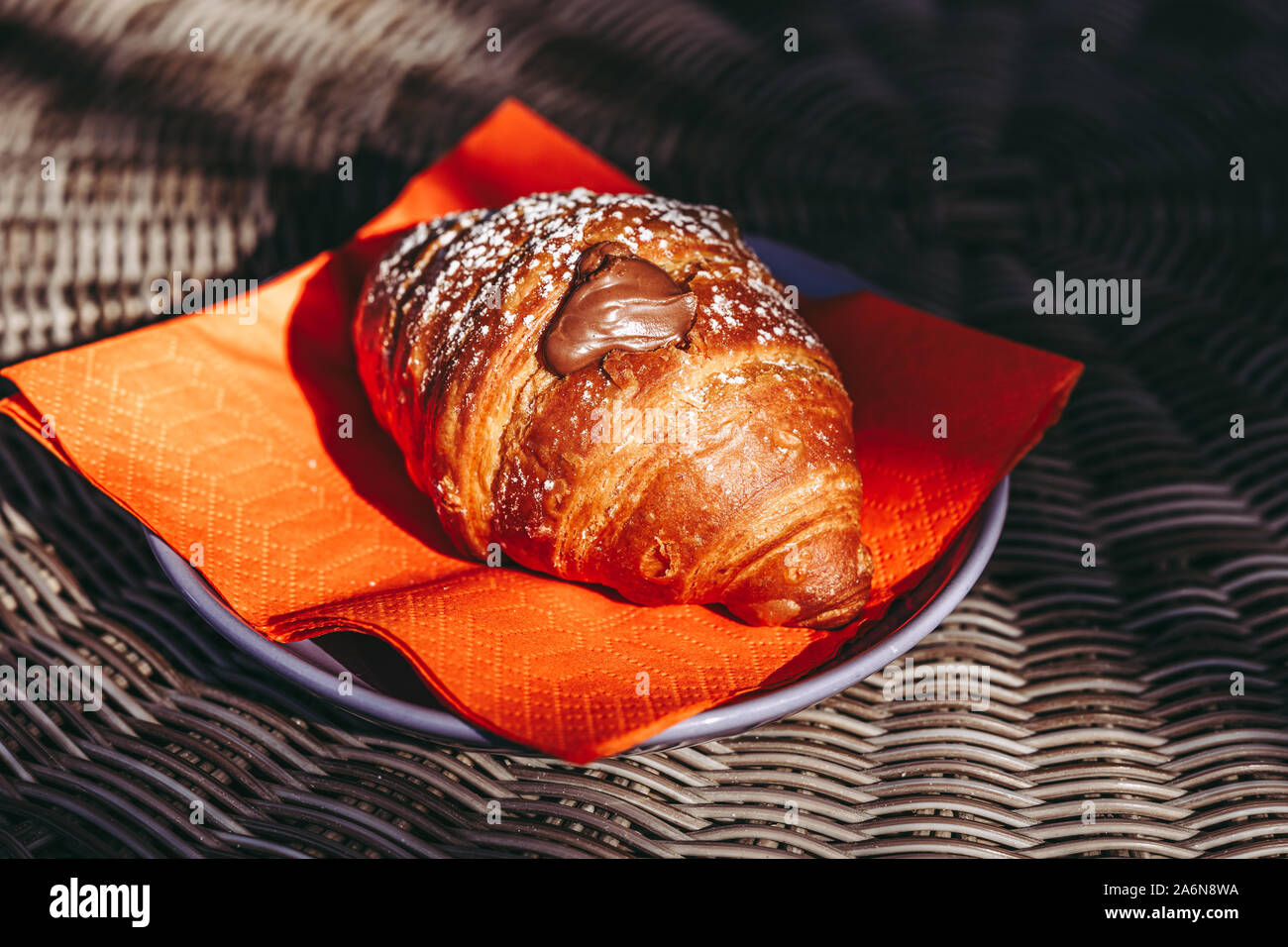 Un delizioso croissant al cioccolato per la colazione del mattino Foto Stock