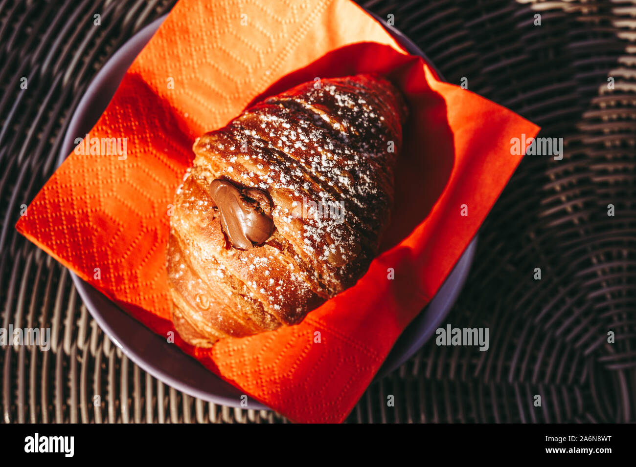 Un delizioso croissant al cioccolato per la colazione del mattino Foto Stock