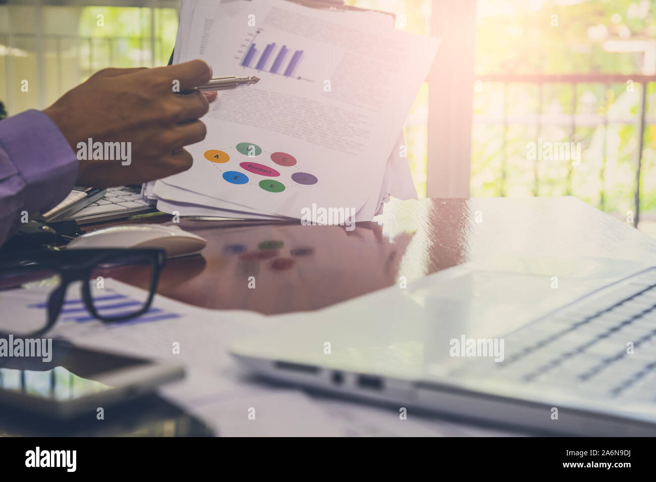 Imprenditore o contabile che lavora sulla calcolatrice per calcolare i dati aziendali concetto. Contabilità,investment advisor consulting situazione del financia Foto Stock