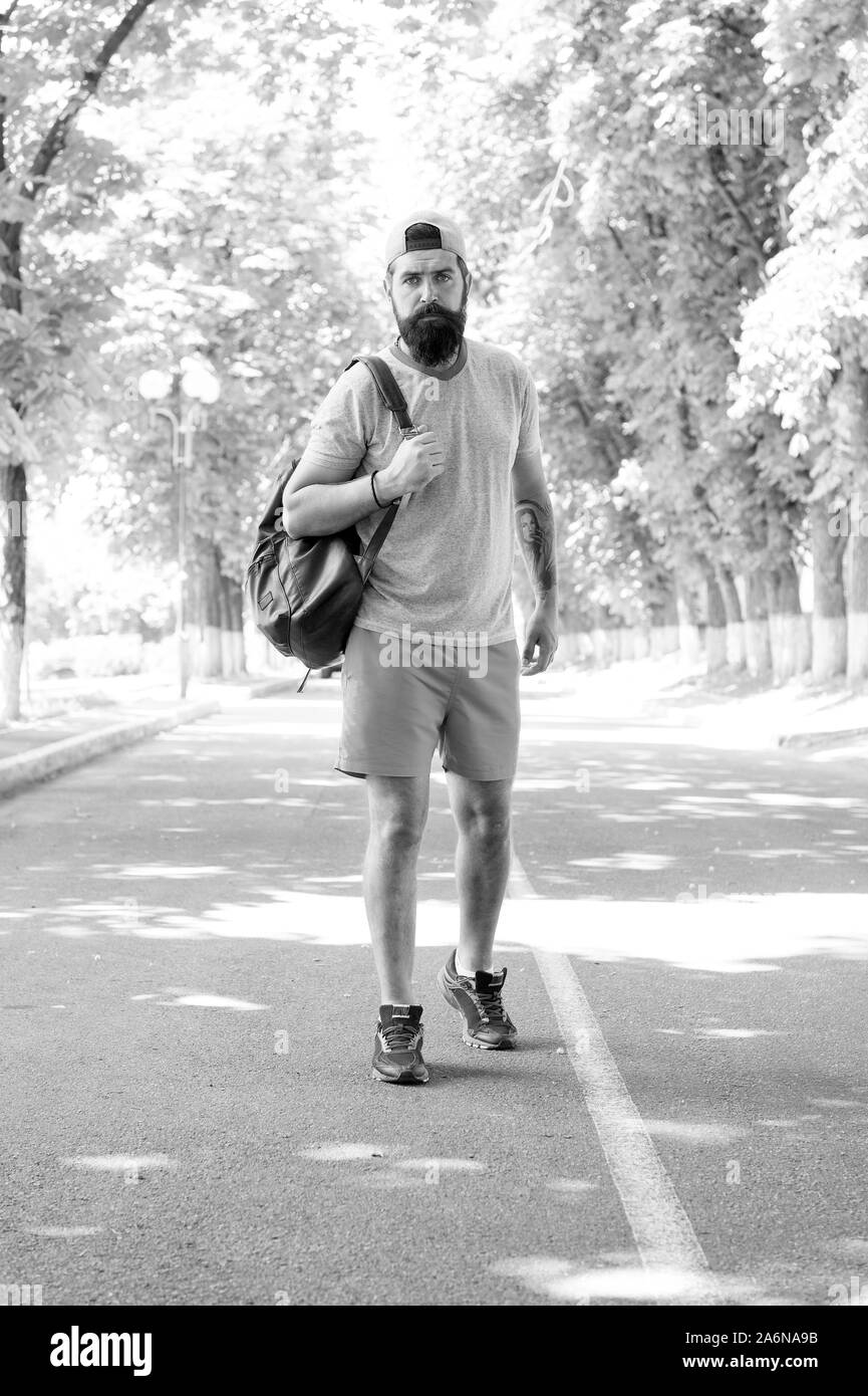 Id piuttosto essere backpacking. Uomo Barbuto va backpacking sulla vacanza di estate. Hipster escursionista in uno stile informale tenuto nello zaino in viaggio zaino in spalla. Deserto backpacking è l'attività ricreative all'aperto. Foto Stock