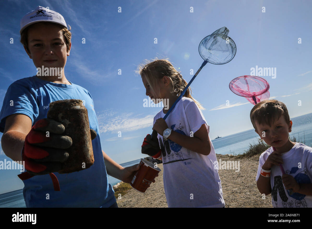 Ottobre 27, 2019: 27 ottobre 2019 (Malaga ) più di 600 persone si incontrano a Sacaba a raccogliere i rifiuti dalla spiaggia di La Misericordia alla bocca del Guadalhorce. Volontari di Malaga, come pure da altri luoghi, come ad esempio le dieci sub-sahariana i giovani che vivono in Croce Rossa, i centri di accoglienza che hanno contribuito anche loro bit.Un totale di 220 chili di plastica, 30 di vetro, 400 di macerie e 2000 di immondizia generali sono state raccolte. Credito: Lorenzo Carnero/ZUMA filo/Alamy Live News Foto Stock