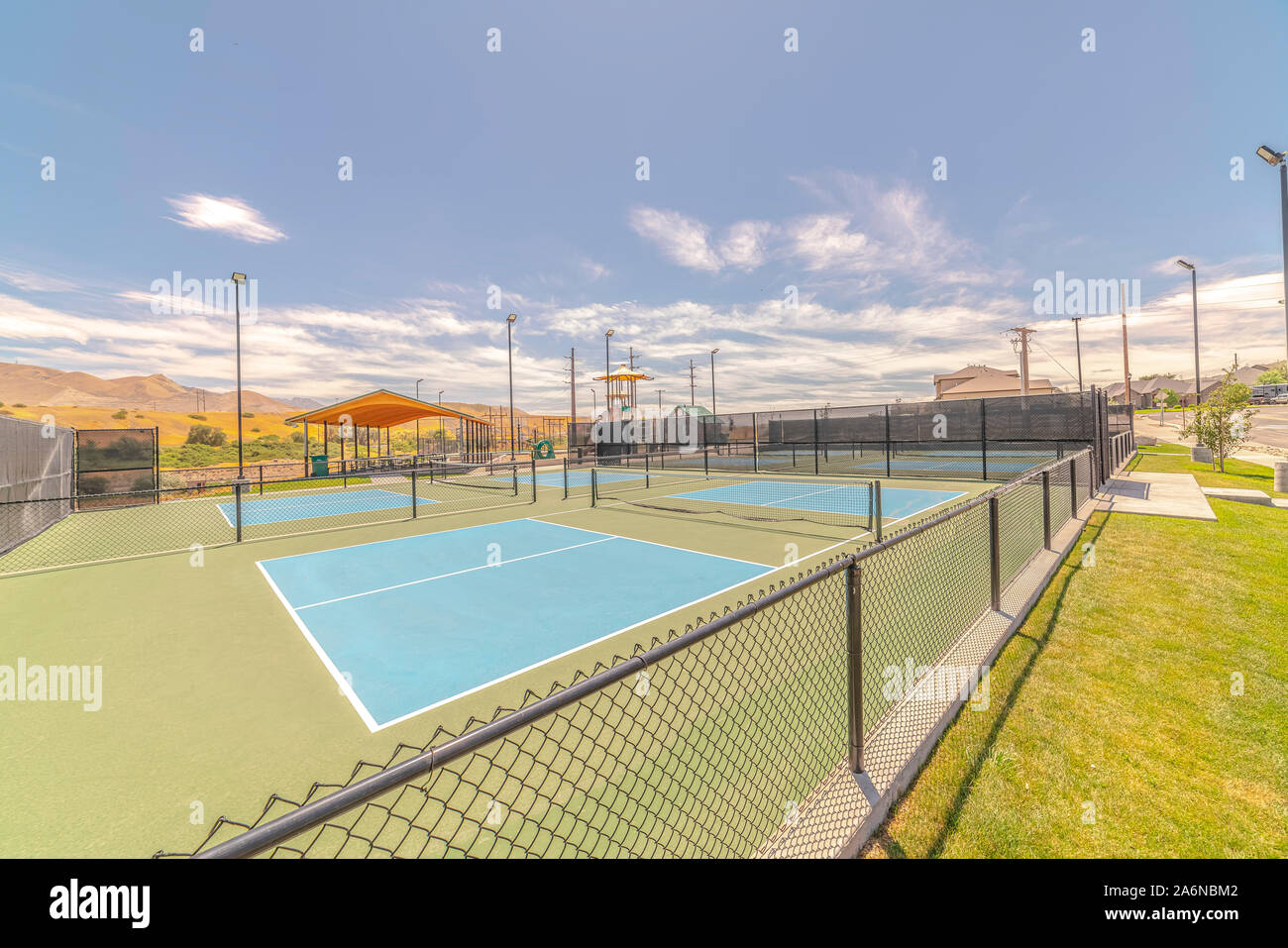 Campi da tennis all'aperto e soleggiato parco ricreativo Foto Stock