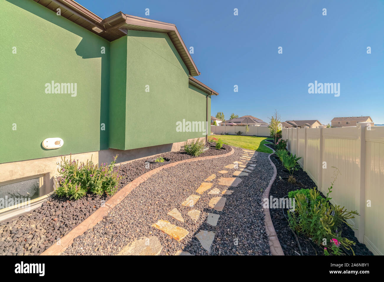 Giardino paesaggistico percorso e suburbane backyard giorno Foto Stock