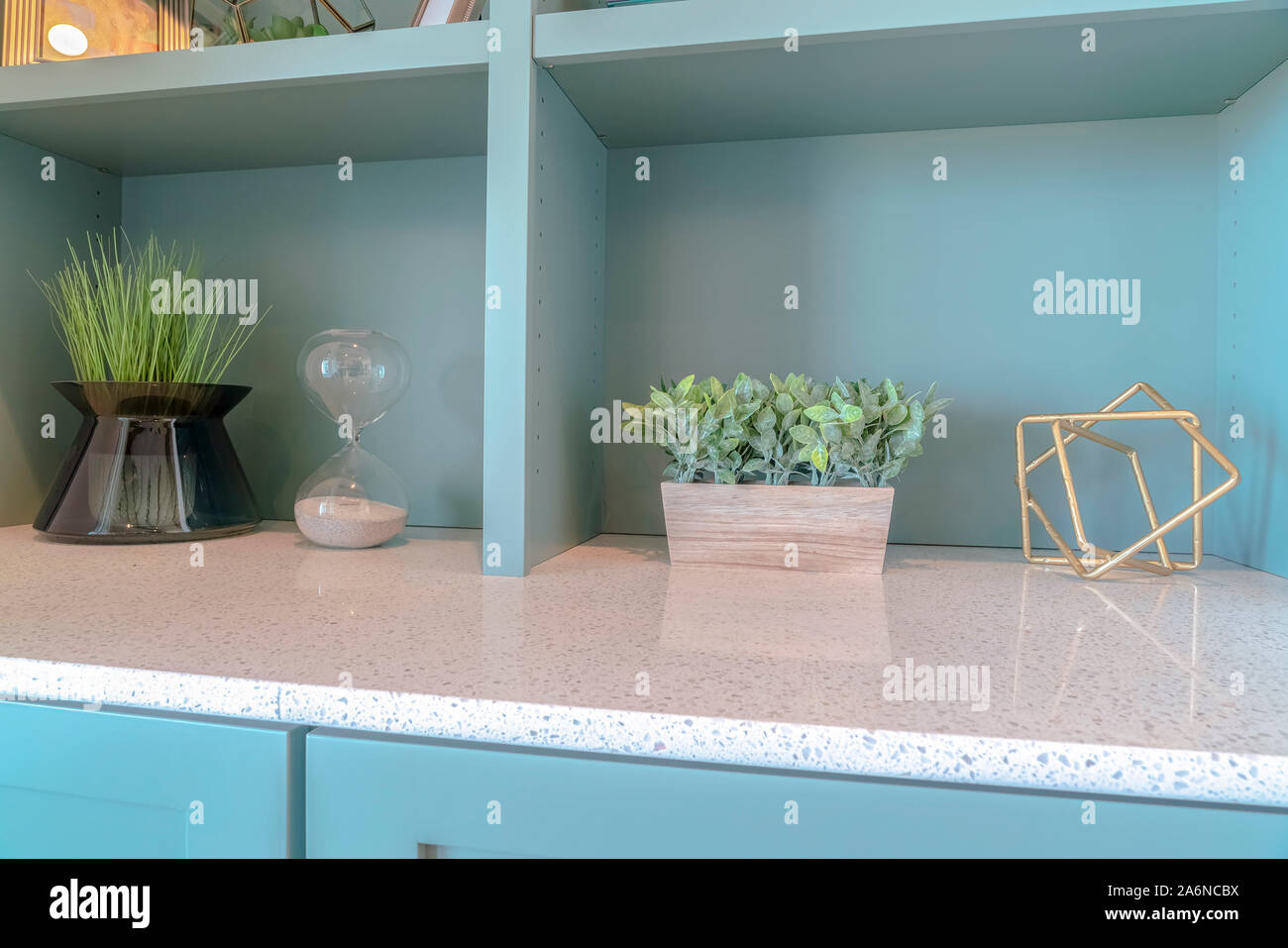 Piante decorative e arredamento moderno banco in marmo Foto Stock