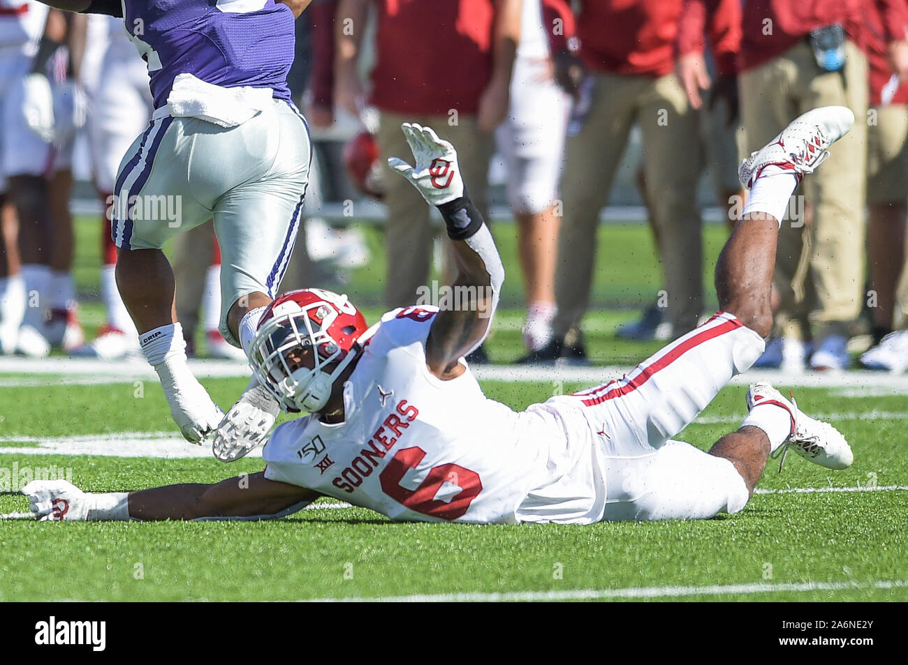 Manhattan Kansas, Stati Uniti d'America. 26 ott 2019. Oklahoma Sooners cornerback Tre marrone (6) reagisce al suo mancato tackleduring NCAA partita di calcio tra la Oklahoma Sooners e il Kansas State Wildcats al Bill Snyder famiglia Stadium di Manhattan, Kansas. Kendall Shaw/CSM/Alamy Live News Foto Stock