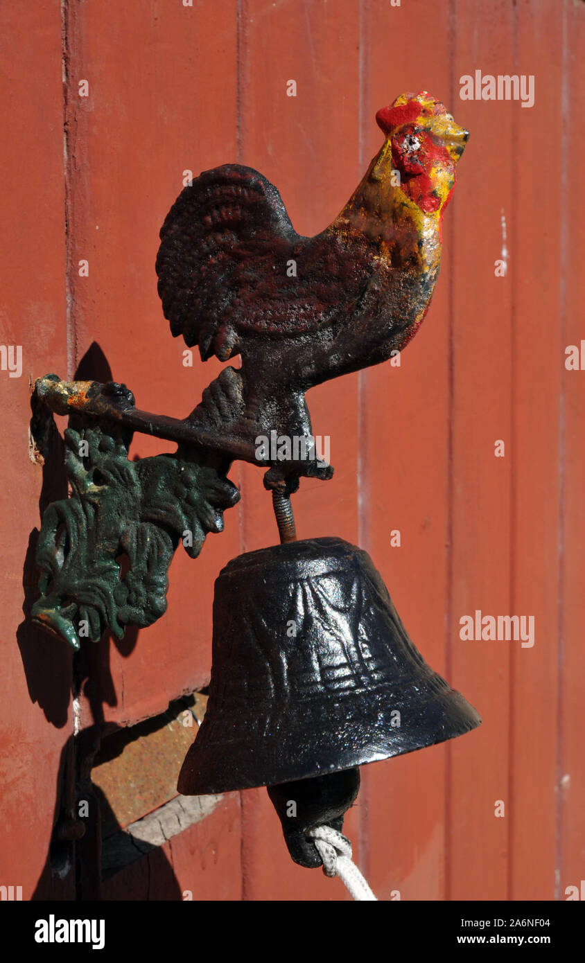 Un dipinto di ornamento del Gallo si trova sulla cima di una campana in una casa nel villaggio di Giverny, Francia. Foto Stock