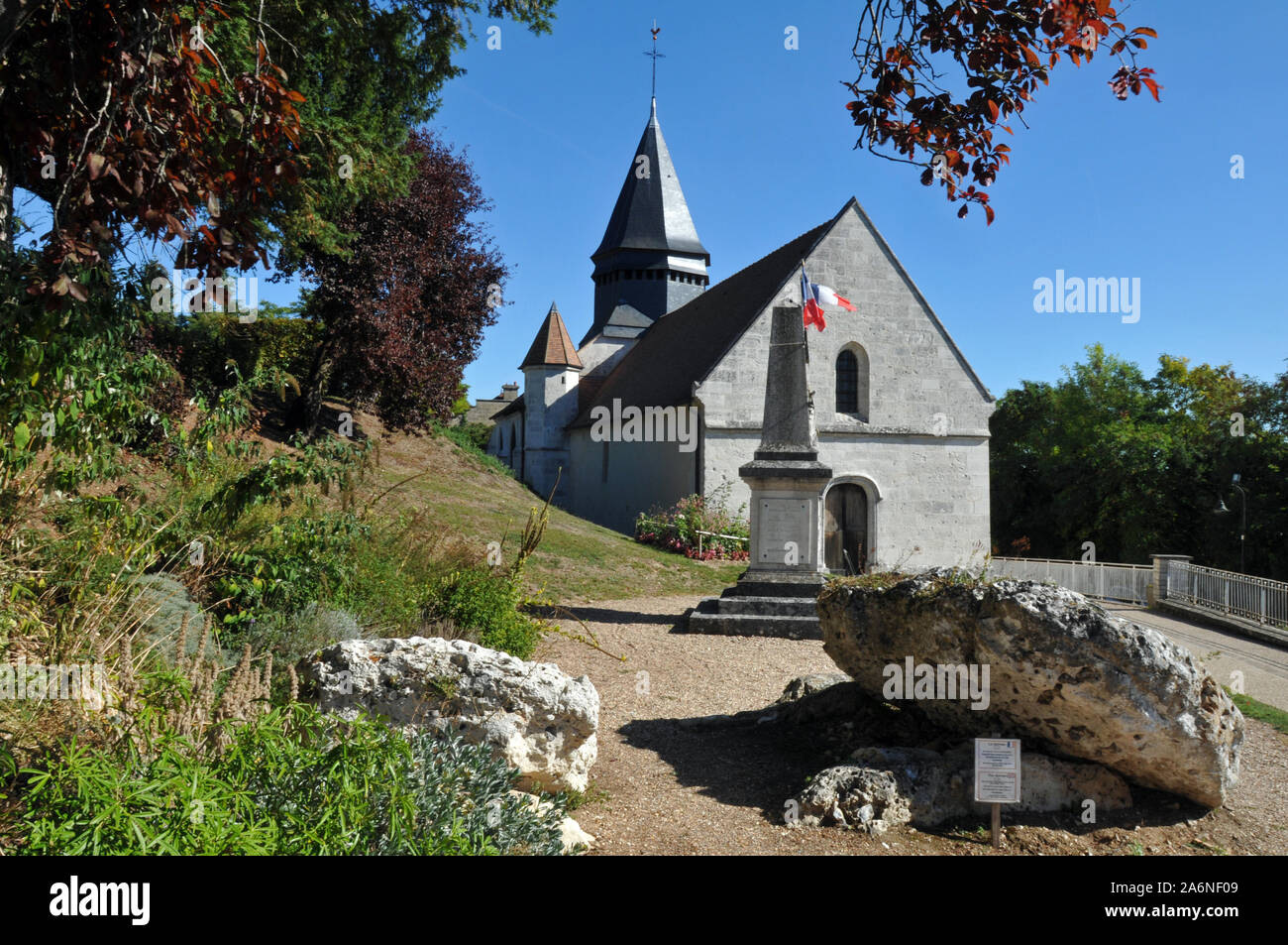 Parti della chiesa Sainte-Radegonde a Giverny data all' XI secolo. I resti di un dolmen, una sepoltura neolitica struttura, sono nel cimitero. Foto Stock