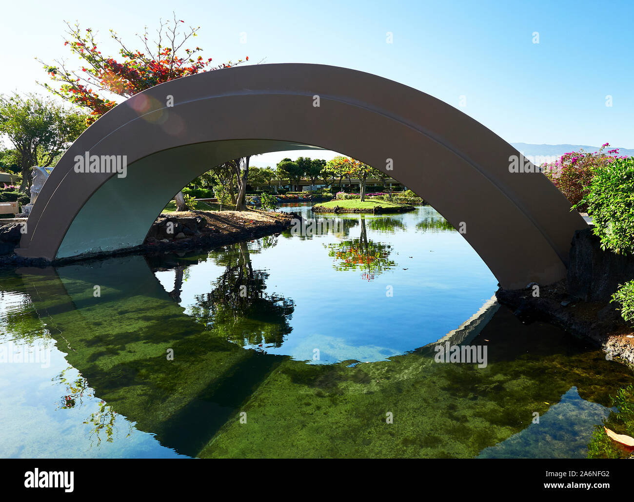 Big Island, Hawaii, Stati Uniti d'America - 2 Marzo 2019: Hilton Resort Waikaloa ponte di arco riflessioni Foto Stock