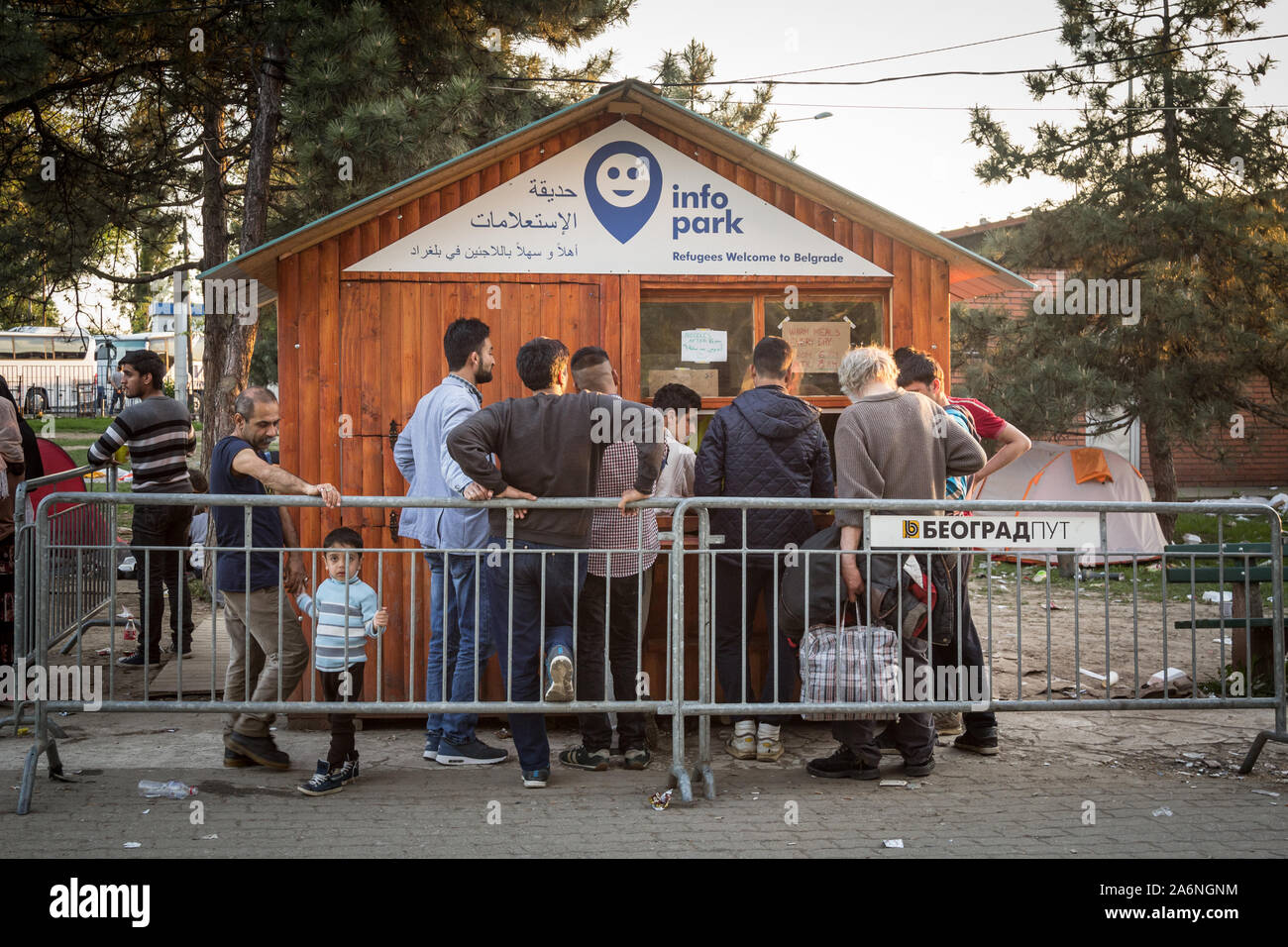 Belgrado, Serbia - Aprile 16, 2016: i rifugiati dalla Siria e Afghanistan come ottenere aiuto e il cibo in un punto info info chiamato park, gestito da volontari, a t Foto Stock