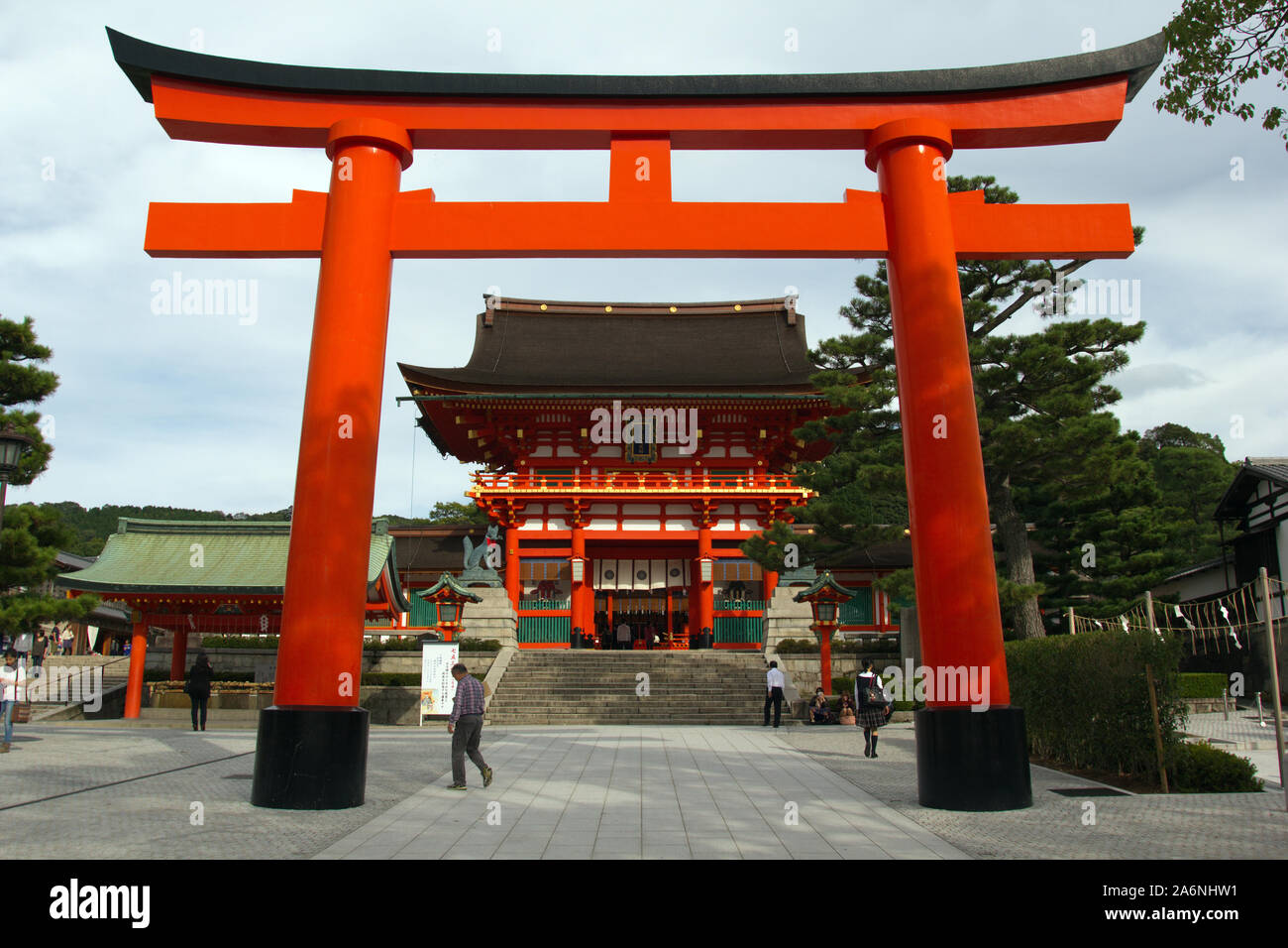 Il Romon cancello che conduce al Two-Storeyed Gate A Fushimi Inari ...