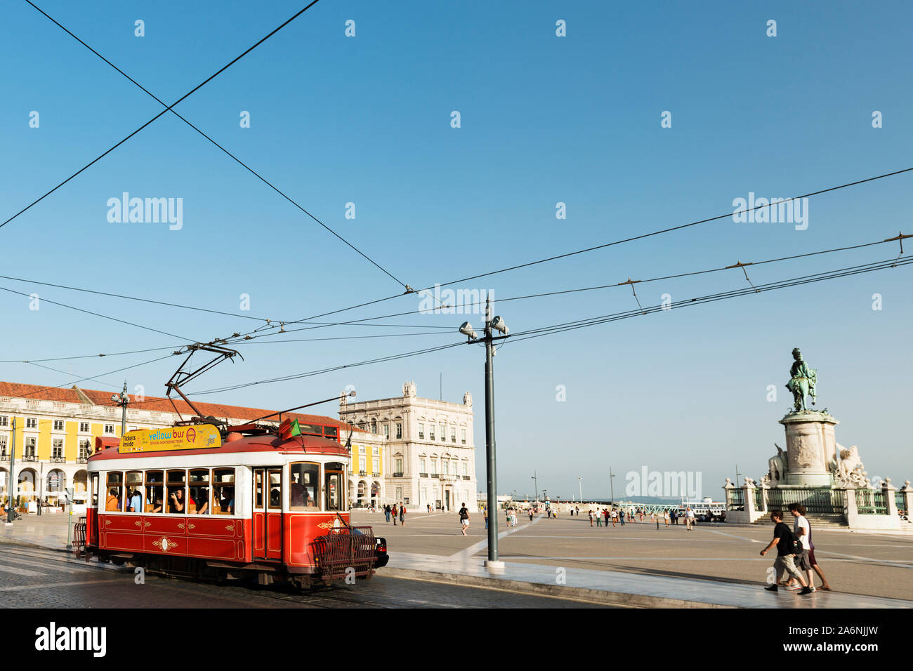 In attesa del tram in Piazza del commercio. Lisbona, Portogallo Foto Stock