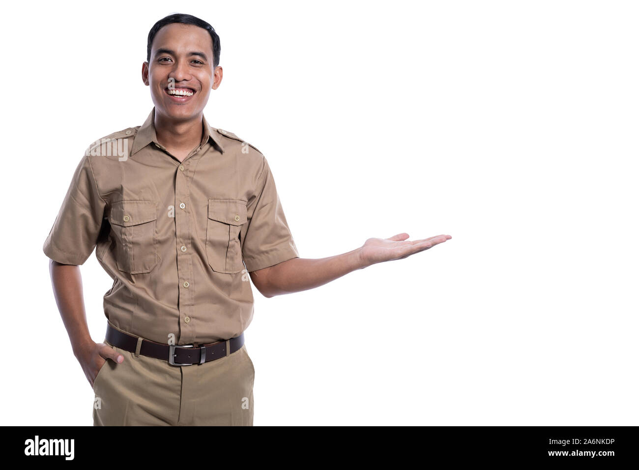 Lavoratore indonesiano con kaki uniforme di presentazione per la copia in bianco spazio sorridente Foto Stock