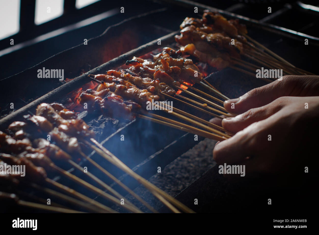 Pollo satay grill a una strada trafficata mercato alimentare Foto Stock