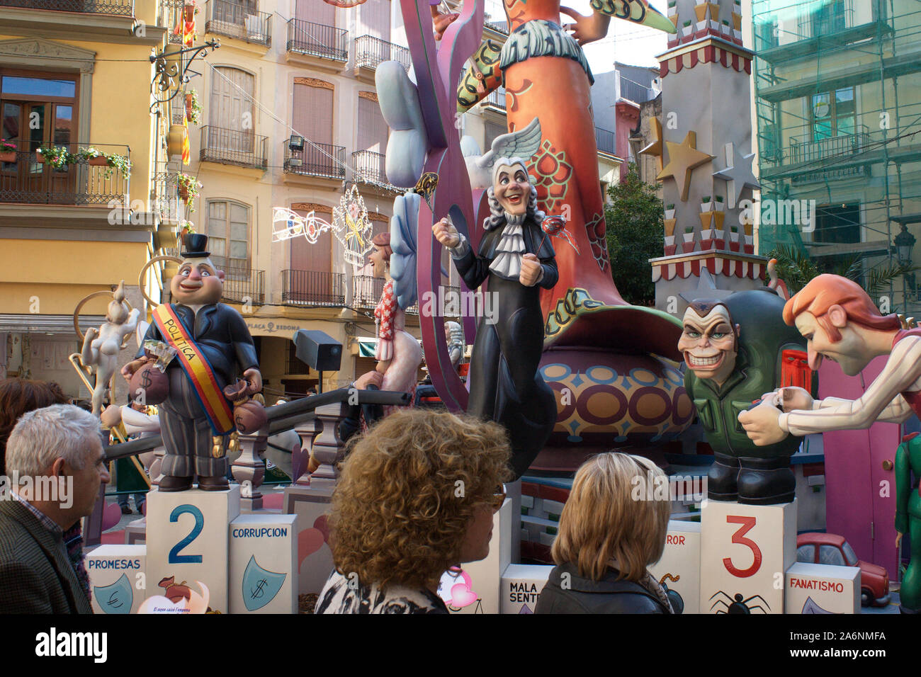 Fallas figure nelle strade di Las Fallas Festival a Valencia, Spagna Foto Stock