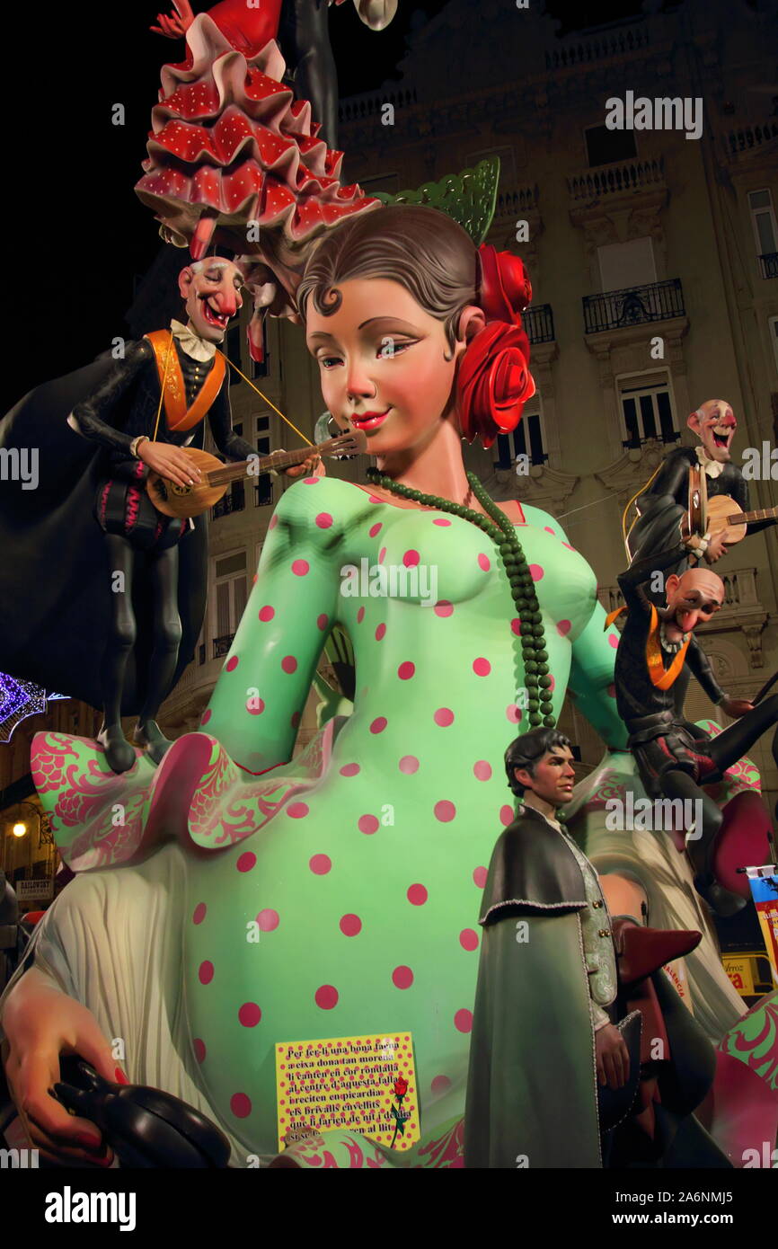 Fallas figure nelle strade di Las Fallas Festival a Valencia, Spagna Foto Stock