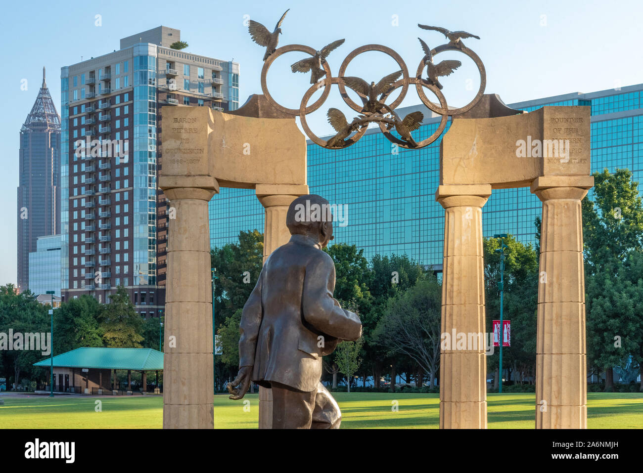 Gateway di sogni scultura di Pierre de Coubertin, fondatore del Comitato Internazionale Olimpico, a Centennial Olympic Park di Atlanta, GA. (USA) Foto Stock