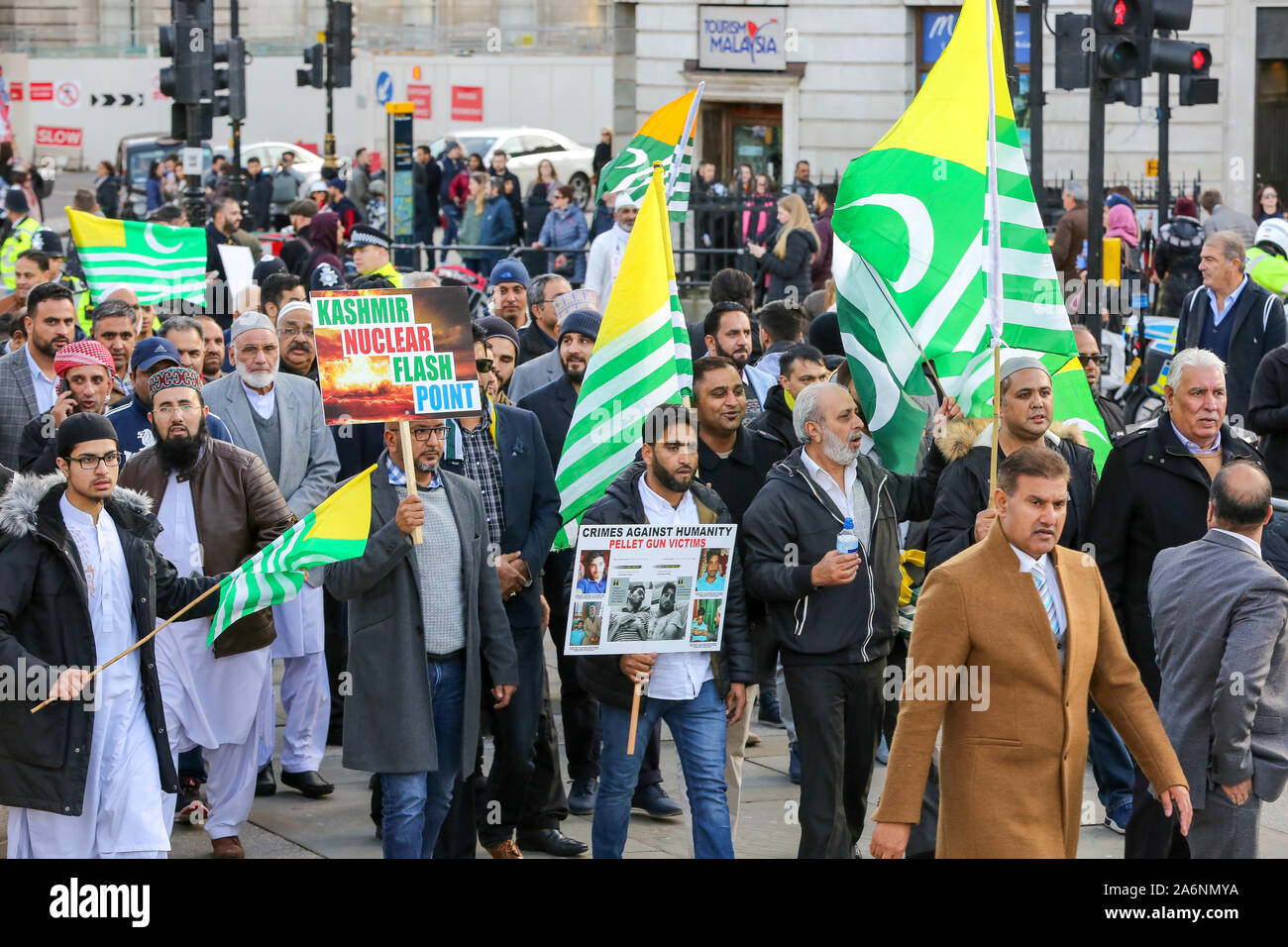 Londra, Regno Unito. 27 ott 2019. La folla di sostenitori del Kashmir Kashmir con bandiere e cartelli come essi marzo verso Whitehall il Diwali giorno.La protesta segna una data importante per il Kashmiris: 27 Ott 1947, il giorno in cui esercito indiano sbarcati nel Kashmir. I dimostranti chiedono alla comunità internazionale di lottare contro la brutalità indiano in Kashmir e per protestare contro l'abrogazione dell'articolo 370. Credito: SOPA Immagini limitata/Alamy Live News Foto Stock