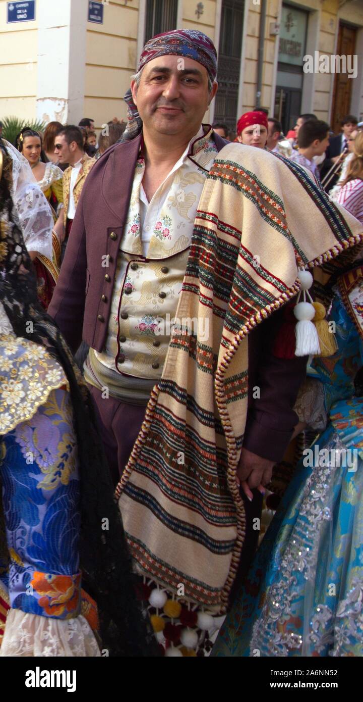 Uomo di mezza età in costume tradizionale a Las Fallas Festival a Valencia, Spagna Foto Stock