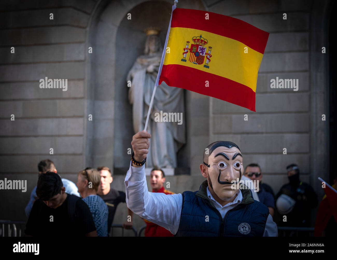 Barcellona, Spagna. 27 ott 2019. Un manifestante indossa una maschera che simula il volto del pittore, Salvador Dalí sventola una bandiera spagnola sulla Pl. Sant Jaume durante la dimostrazione.Grande mobilitazione costituzionale di Barcellona. Secondo fonti di guardia urbana, la dimostrazione ha riunito 80.000 persone che hanno dimostrato sotto il motto: Per la concordia, per la Catalogna, abbastanza! Credito: SOPA Immagini limitata/Alamy Live News Foto Stock