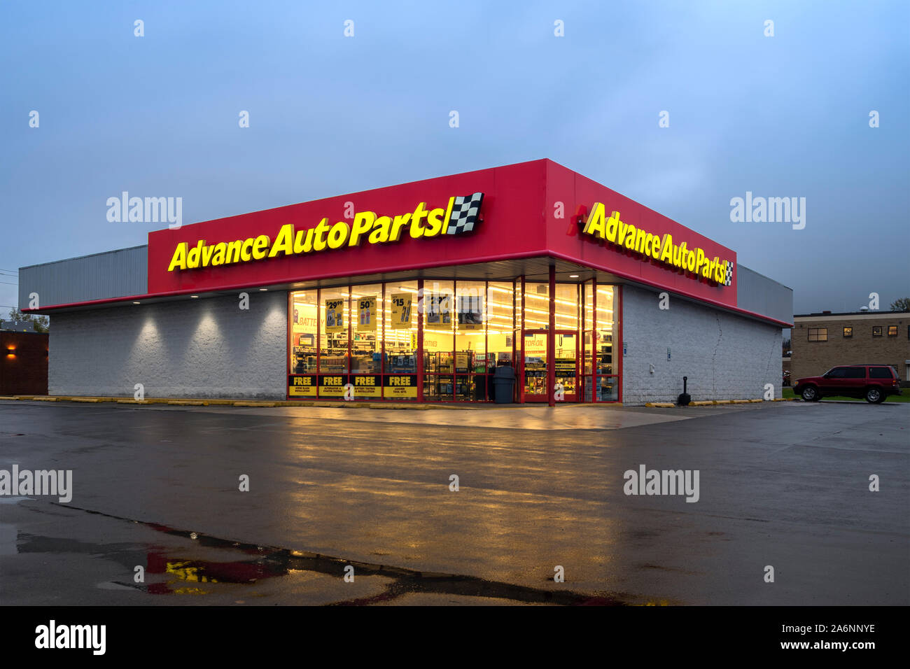 Yorkville, New York - Ott 27, 2019: vista del tramonto di anticipo AutoParts negozio di vendita al dettaglio di un fornitore di servizi post-vendita Ricambi auto e accessori, uno di circa 50 Foto Stock