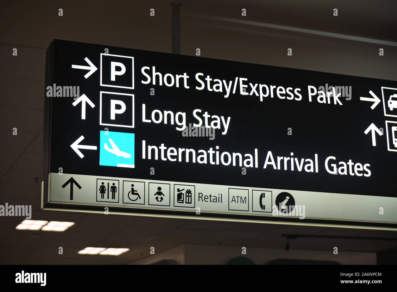 Aeroporto signage dirigere ai passeggeri di aree di parcheggio e i voli interni Foto Stock