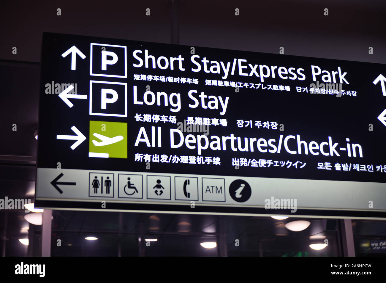 Aeroporto signage dirigere ai passeggeri di zone di parcheggio Foto Stock