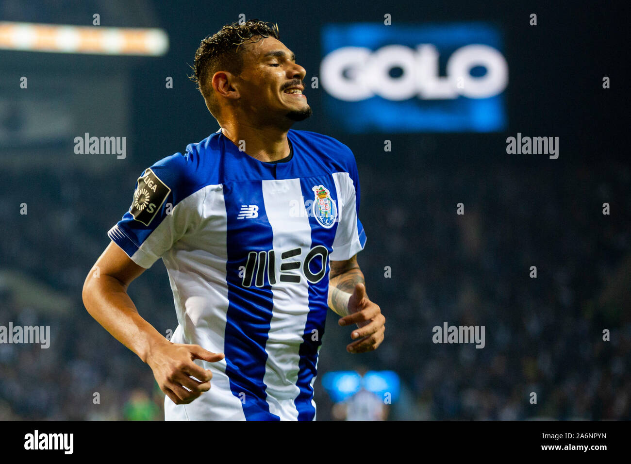 Porto, Portogallo. 27 ott 2019. FC Porto il giocatore Francisco Soares celebra un obiettivo durante i 8 round in abbinamento per il portoghese primo campionato tra FC Porto e FC Famalicão a Dragon Stadium nel porto.(punteggio finale: FC Porto 3:0 FC Famalicão) Credito: SOPA Immagini limitata/Alamy Live News Foto Stock