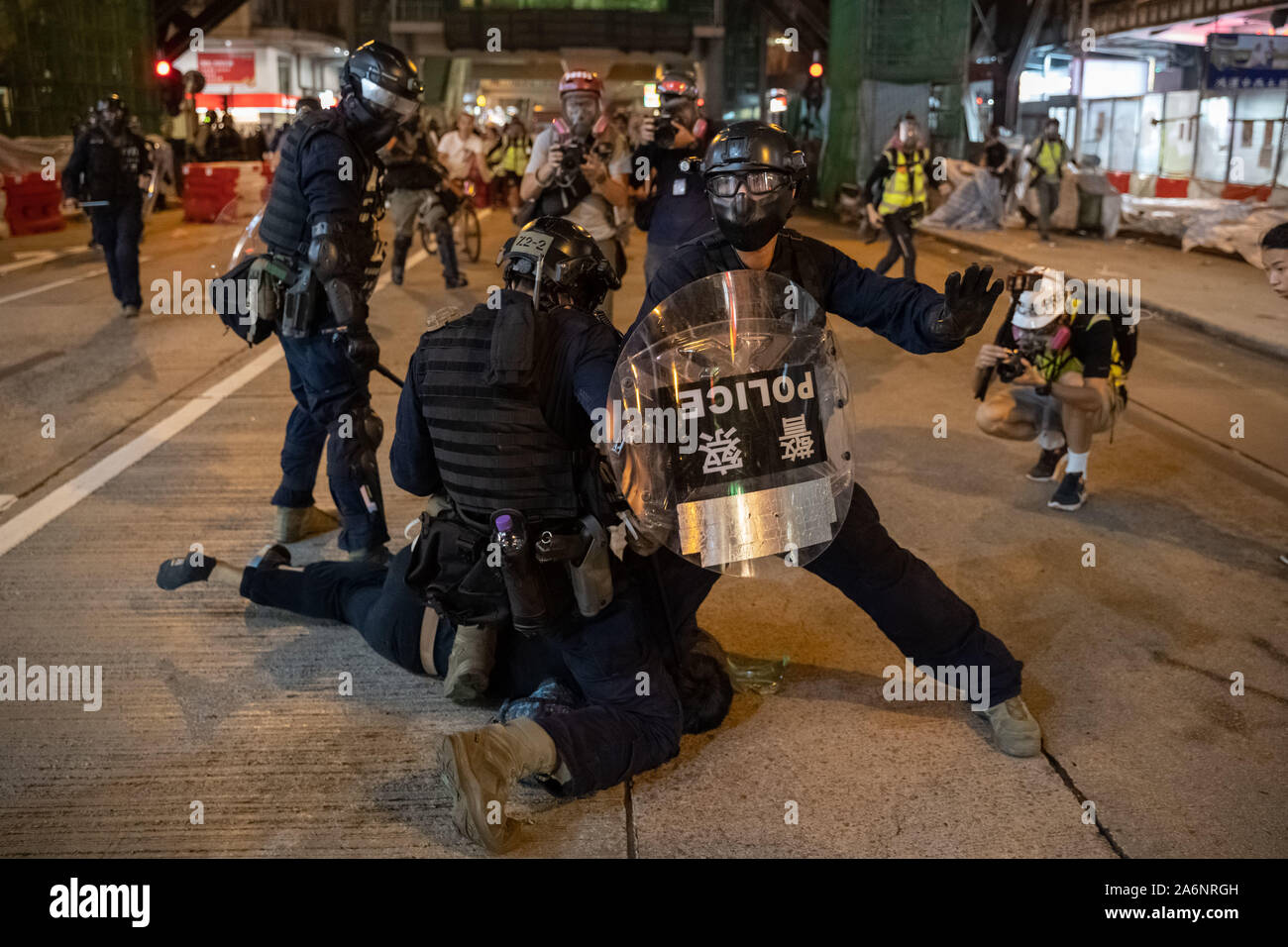 Hong Kong, Cina. 27 ott 2019. Un manifestante è stato arrestato durante la dimostrazione.Hong Kong pro-democrazia contestatori dimostravano contro la brutalità della polizia in Tsim Sha Tsui. Il rally si è trasformato in un conflitto di notte in Mong Kok. Credito: SOPA Immagini limitata/Alamy Live News Foto Stock