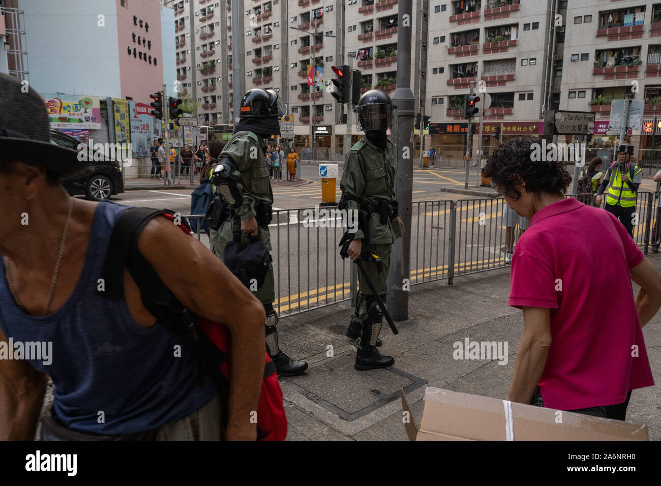 Hong Kong, Cina. 27 ott 2019. Polizia dopo la dispersione di manifestanti durante la dimostrazione.Hong Kong pro-democrazia contestatori dimostravano contro la brutalità della polizia in Tsim Sha Tsui. Il rally si è trasformato in un conflitto di notte in Mong Kok. Credito: SOPA Immagini limitata/Alamy Live News Foto Stock