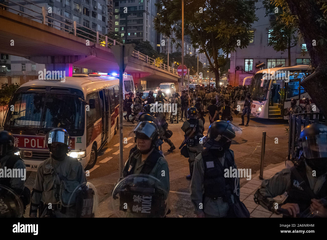 Hong Kong, Cina. 27 ott 2019. Polizia dopo arresto di manifestanti durante la dimostrazione.Hong Kong pro-democrazia contestatori dimostravano contro la brutalità della polizia in Tsim Sha Tsui. Il rally si è trasformato in un conflitto di notte in Mong Kok. Credito: SOPA Immagini limitata/Alamy Live News Foto Stock